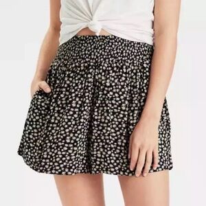 American Eagle Black Daisy High Shorts Medium